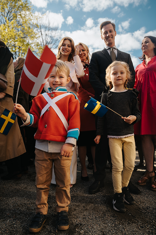 Barn med danska och svenska flaggor.