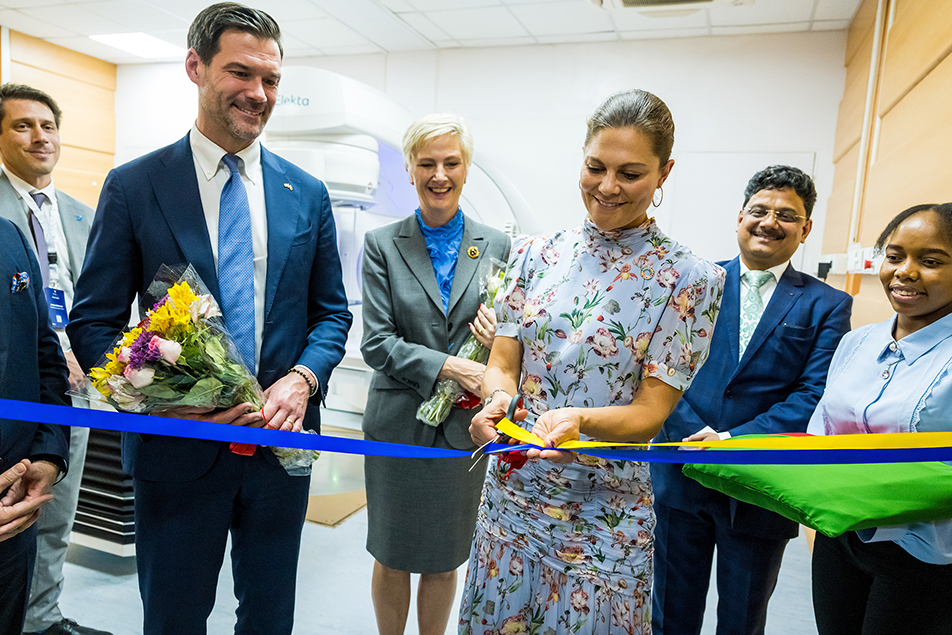 Kronprinsessan vid invigningen av den nya strålkanonen på Health Care Global (HCG) Cancer Center.