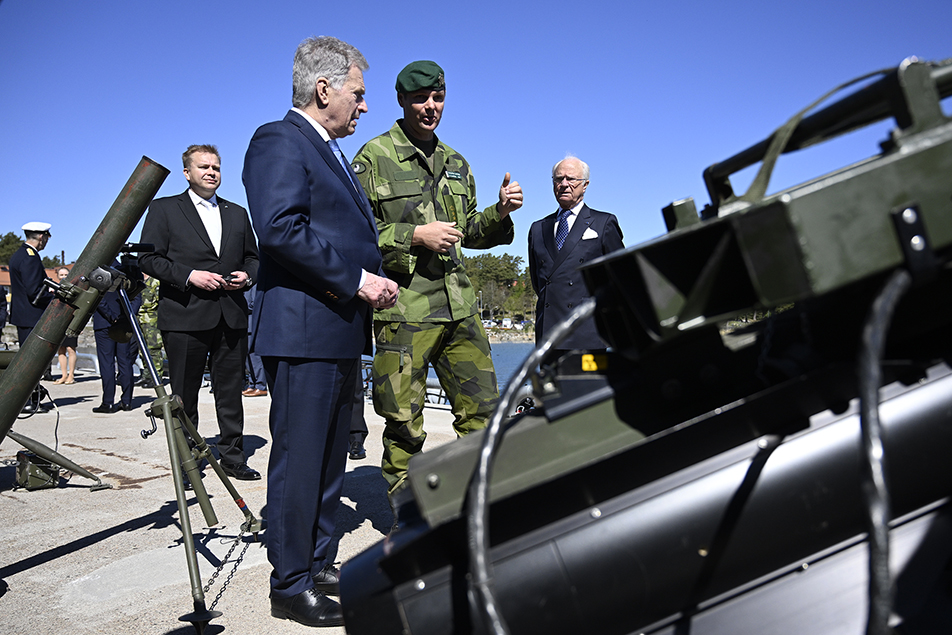 President Niinistö and The King during the tour of Berga Naval Base. 