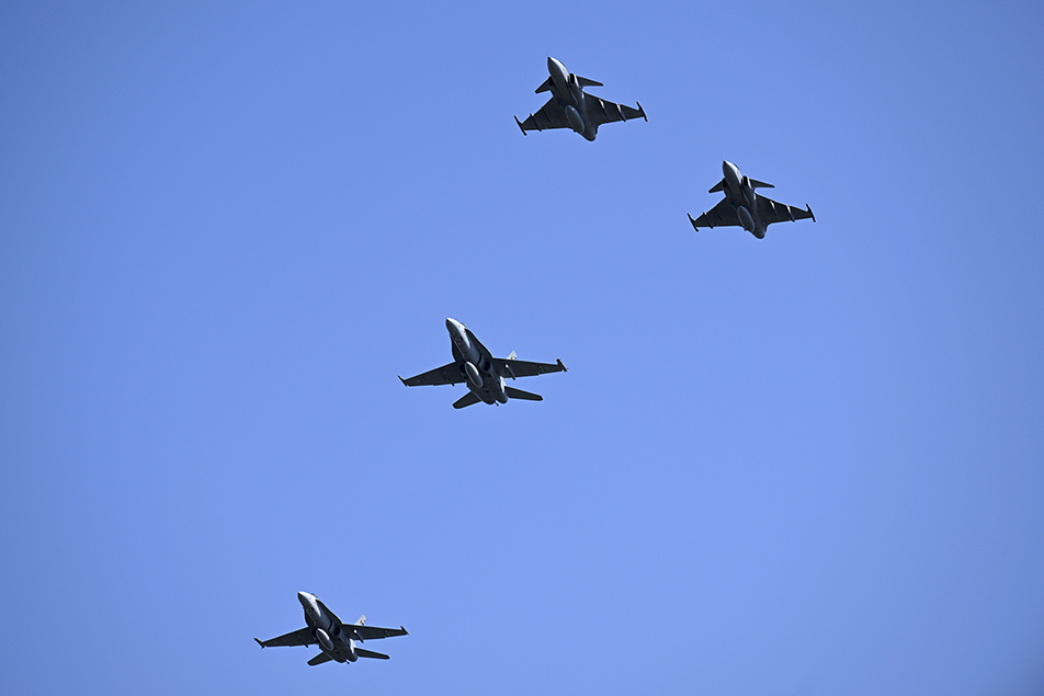 Två svenska Jas Gripen och och två finska F/A-18 Hornet flög över Berga amfibieregemente i samband med besöket.