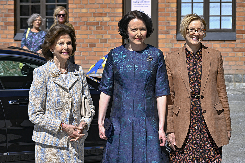 Drottningen och presidentfrun hälsades välkomna av museichef Sanne Houby Nielsen vid ankomsten till Nordiska museet