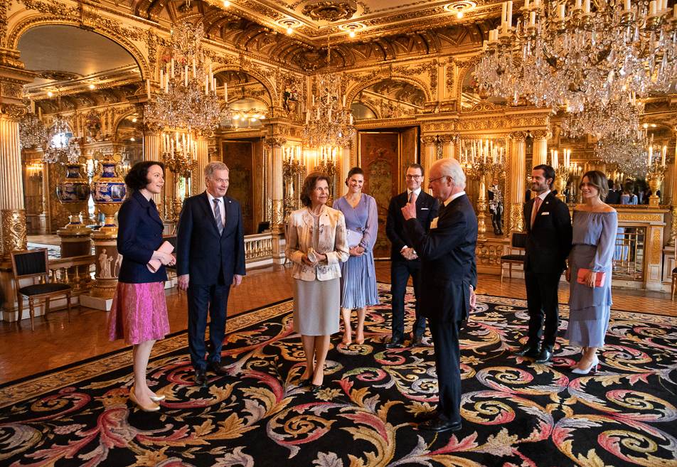 The Royal Family wished President Niinistö and Mrs Haukio farewell in the Hall of Mirrors at the Royal Palace. 