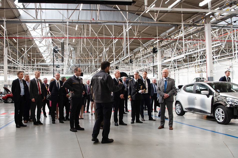 Besök på bilfabriken ”The Renault Re-Factory of Flins” som reparerar fordon, återanvänder gamla bildelar och återvinner råvaror.
