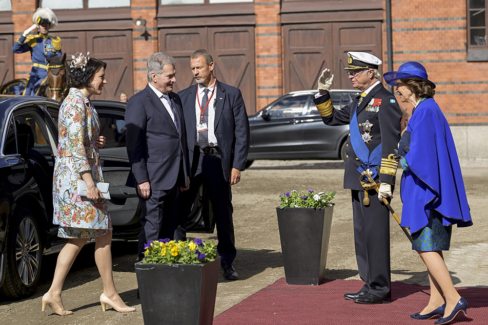 The King and Queen welcome President Niinistö and Mrs Haukio to the Royal Stables. 