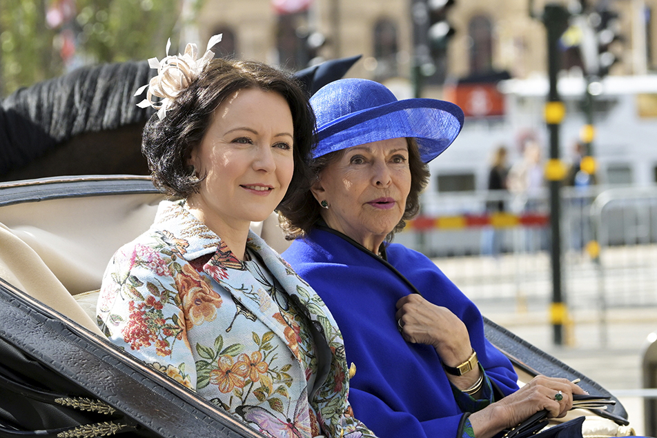 The Queen and Mrs Jenni Haukio in one of the Royal Stables' carriages. 