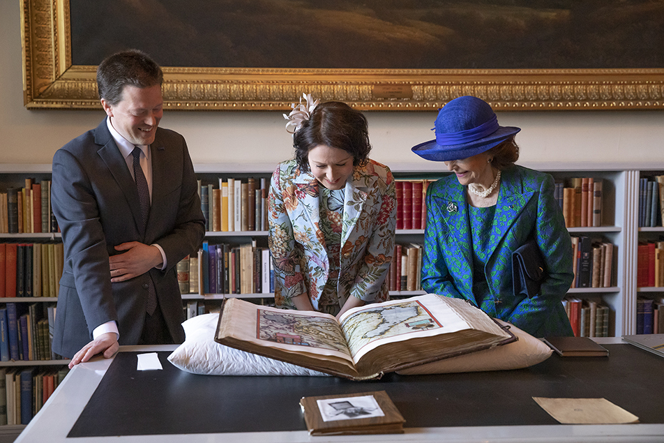 Drottningen och fru Haukio fick en visning av objekt ur Bernadottebibliotekets samlingar av slottsbibliotekarie Arvid Jakobsson.