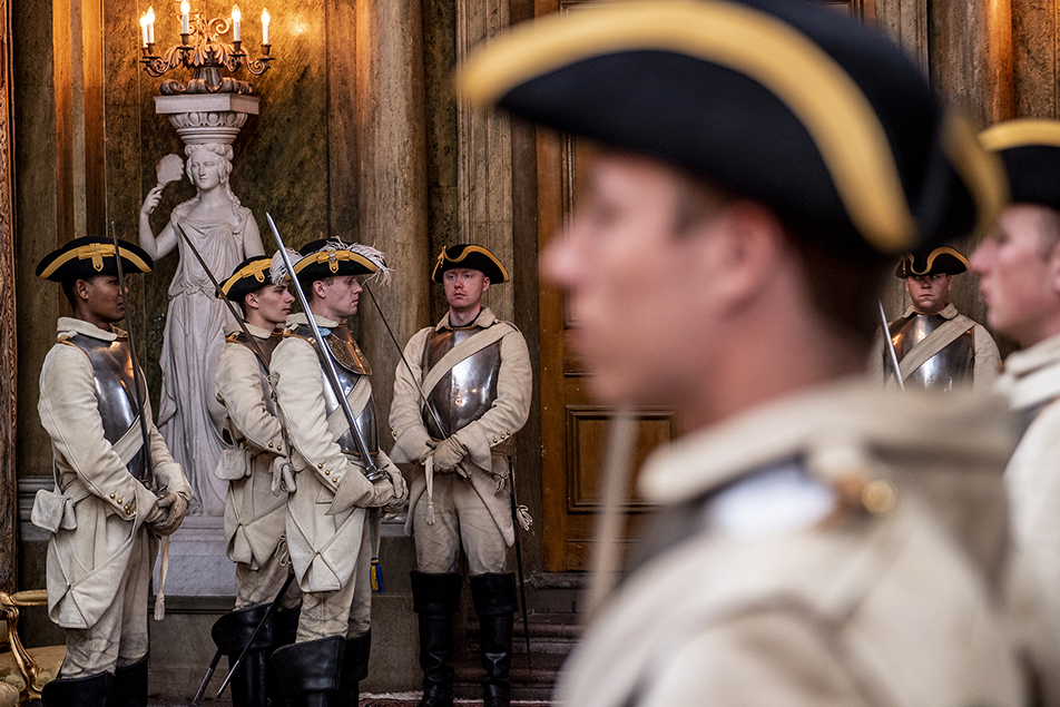 Bodyguards paraded in the East Staircase as the guests arrived. 