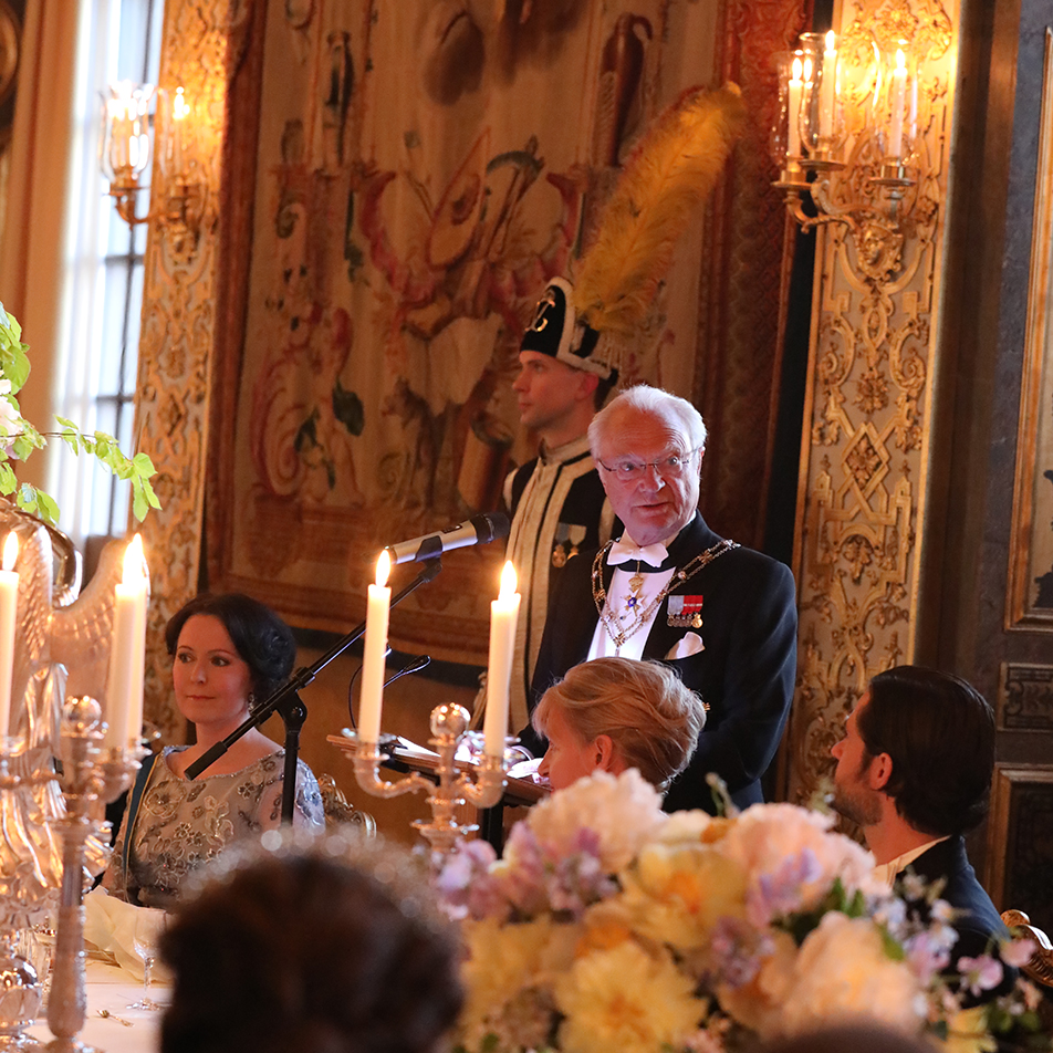 The King gave a speech during the gala dinner. 