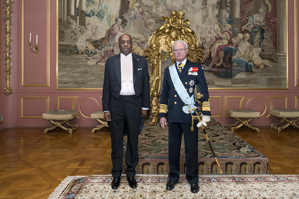 Kungen tillsammans med Kongos ambassadör Léopold Bompese Lofemba. 
