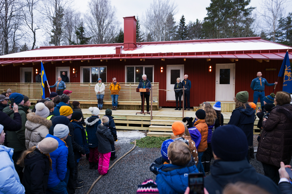 Det nya scouthuset ligger på Påta scoutgård i Åkersberga och har 21 bäddar, toalett, kök, ett allrum och är konstruerat för att underlätta för funktionshindrade.
