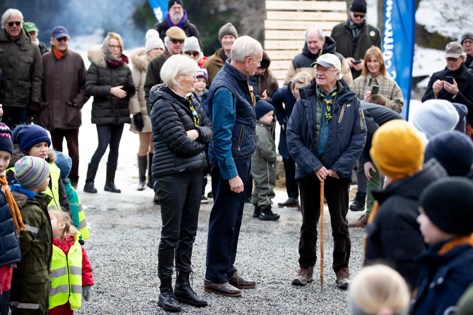 Kungen anländer till Påta scoutgård och håller i handen en käpp med ett yxhuvud som handtag. Käppen skänktes till kung Gustaf VI Adolf av Scouterna i Stockholm år 1957, till minne av 100-årsdagen av scoutrörelsens grundare Robert Baden Powells födelse.
