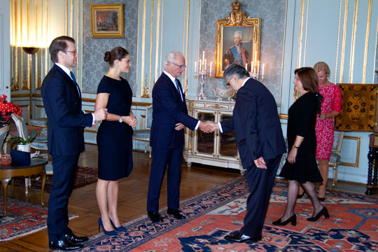 Kungen och Kronprinsessparet välkomnar Perus ambassadör. 