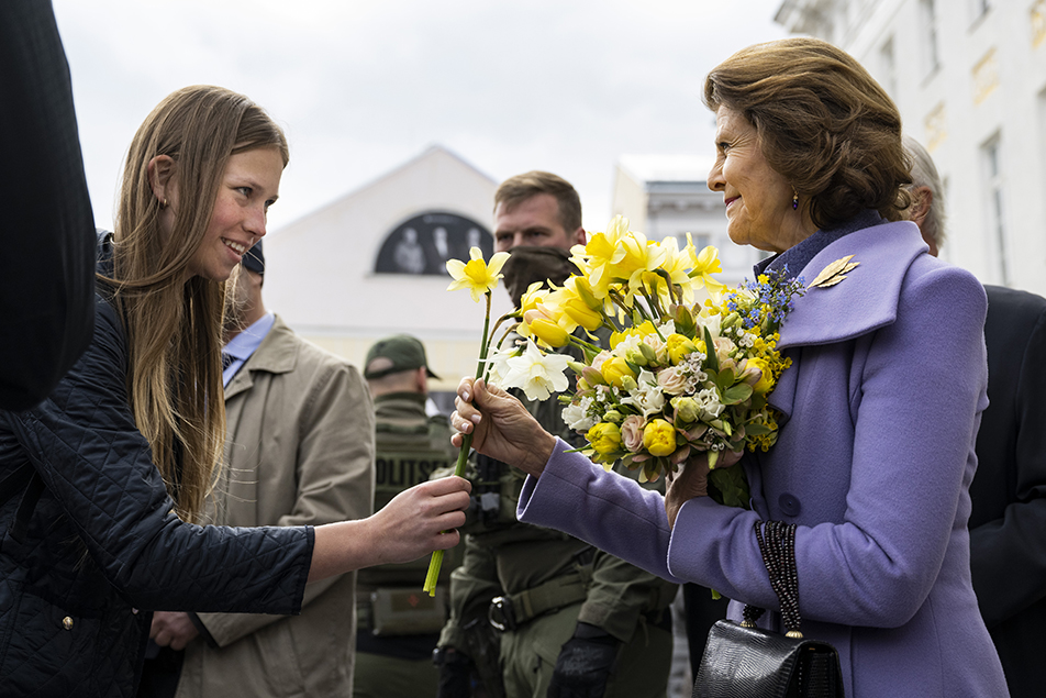 The Queen receives flowers in Tartu. 