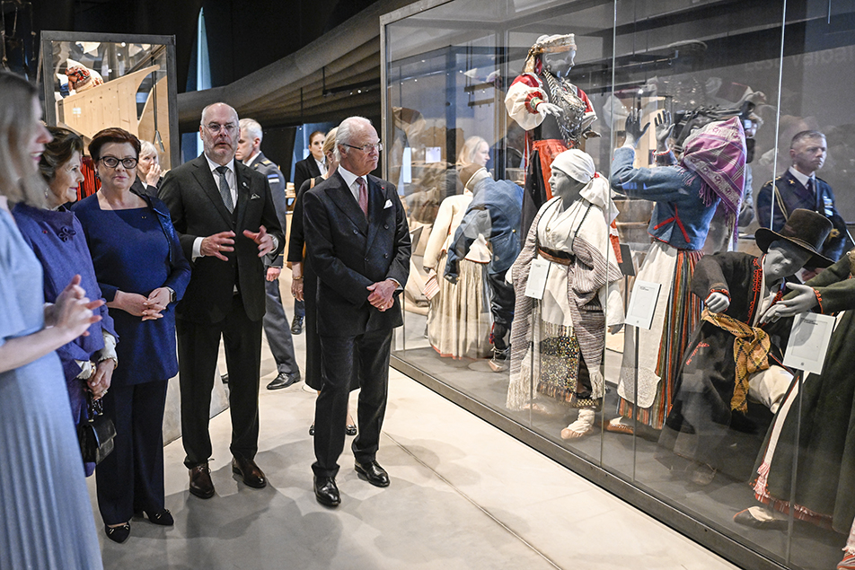 Kungaparet och presidentparet vid en av utställningarna i Estlands nationalmuseum.