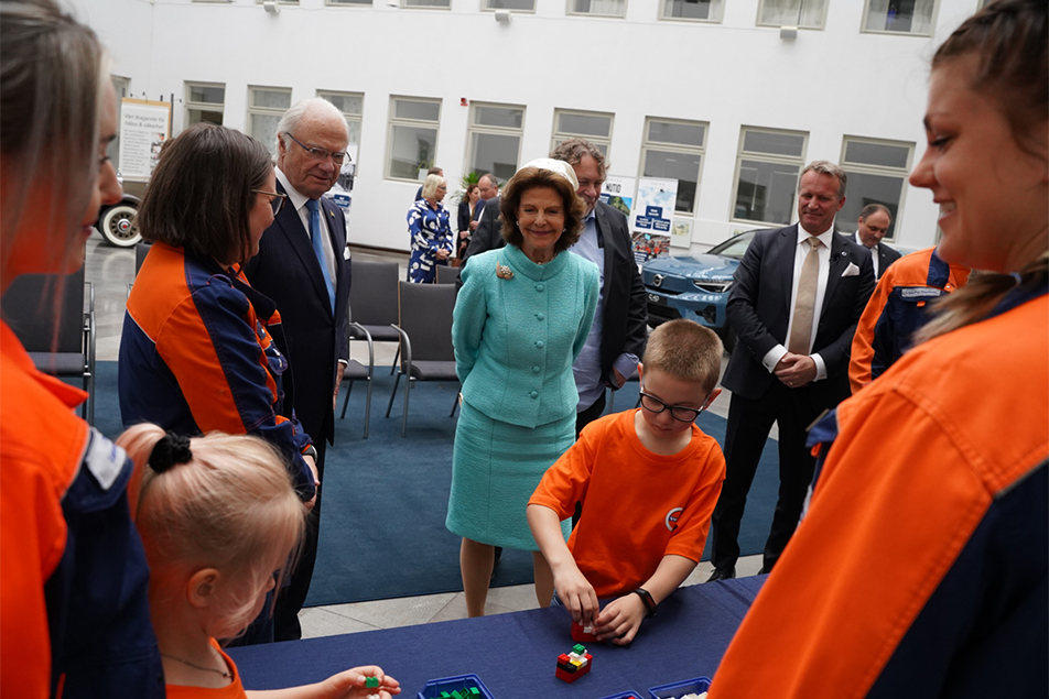 The King and Queen met employees at Volvo Cars in Olofström and their children. 