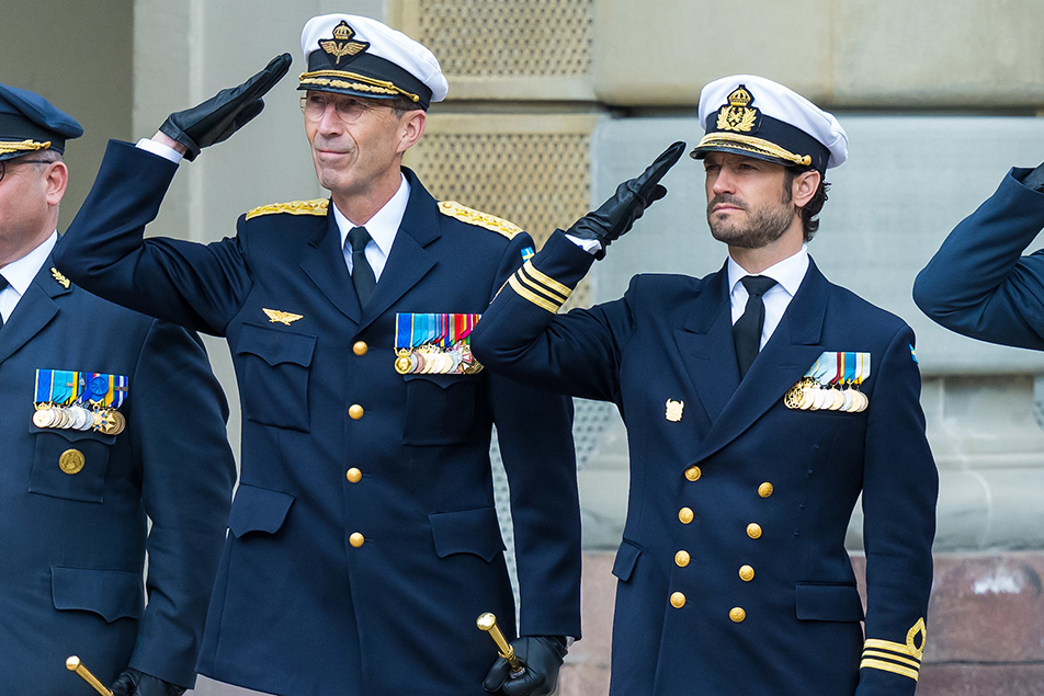 Prince Carl Philip with Supreme Commander Micael Bydén during the changing of the guard in the Outer Courtyard. 