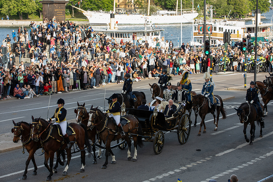 The public watched the cortège on Skeppsbron. 