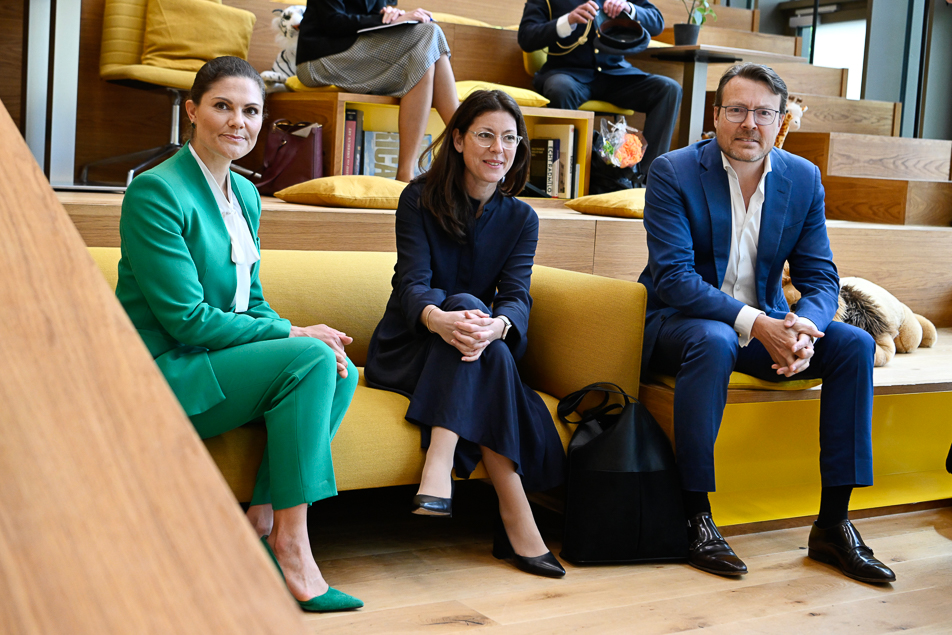 The Crown Princess, Prince Constantijn of the Netherlands and State Secretary Stina Billinger visited Edge Olympic in Amsterdam. 