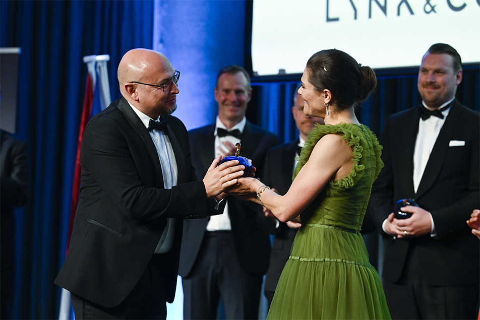 The Crown Princess presented a Swedish Chamber Business Award to Evereth Flores, CEO of Ericsson in the Netherlands. 