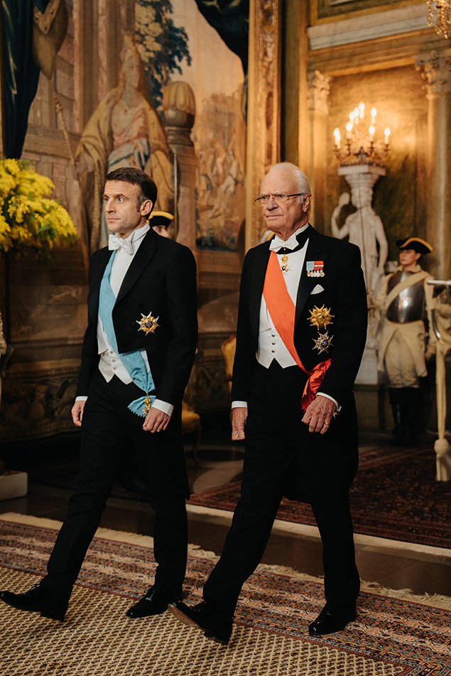 Kungen och president Macron anländer till galamiddagen.