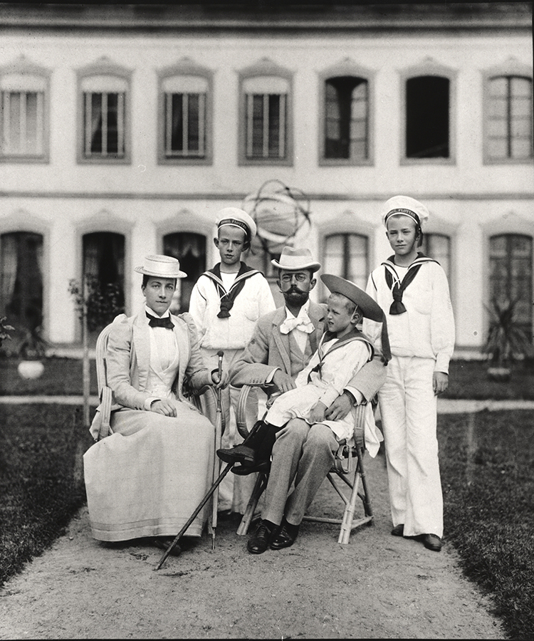 Gustaf V och drottning Victoria tillsammans med sina barn, prinsarna Gustaf Adolf, Wilhelm och Erik. Fotograferade i mitten av 1890-talet. 