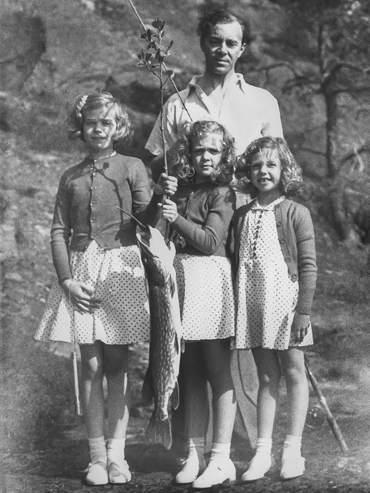 Prins Gustaf Adolf och prinsessorna Margaretha, Birgitta och Desirée kring 1943.