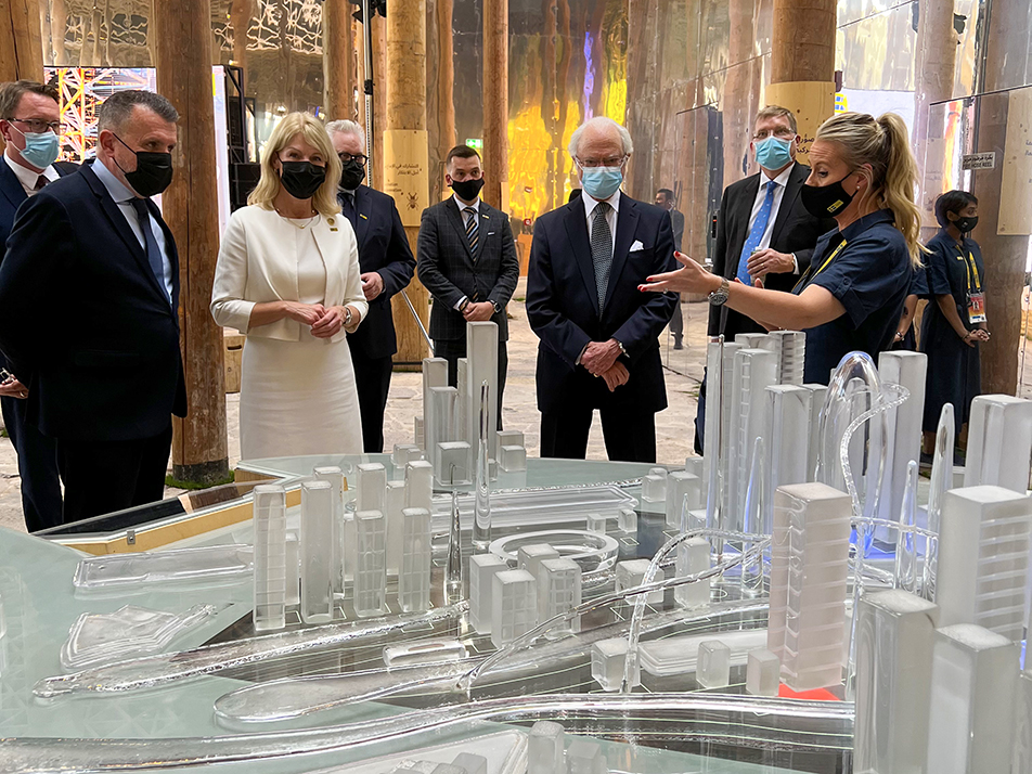 Commissioner-General for Sweden at Expo 2020 Jan Thesleff, Minister for Foreign Trade Anna Hallberg and The King are given a guided tour of the Swedish pavilion. 