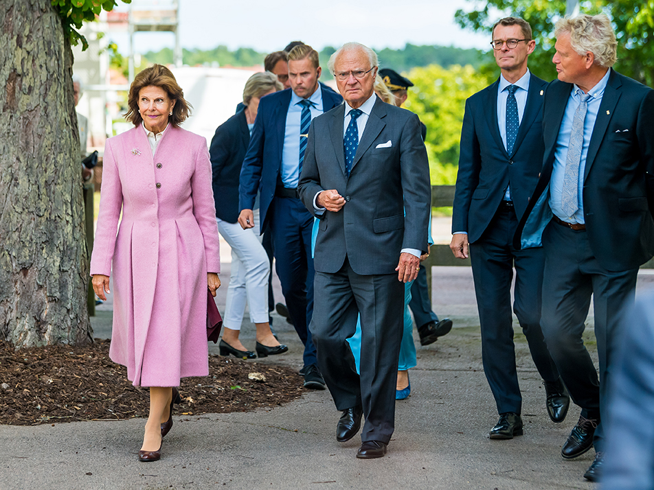 The King and Queen on their way to Nova Oskarshamn, together with County Governor Peter Sandwall and head teacher Bengt Karlsson Moberg. 