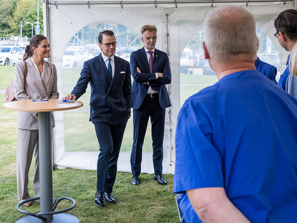 The Crown Princess Couple speak with representatives from Skaraborg Hospital. 