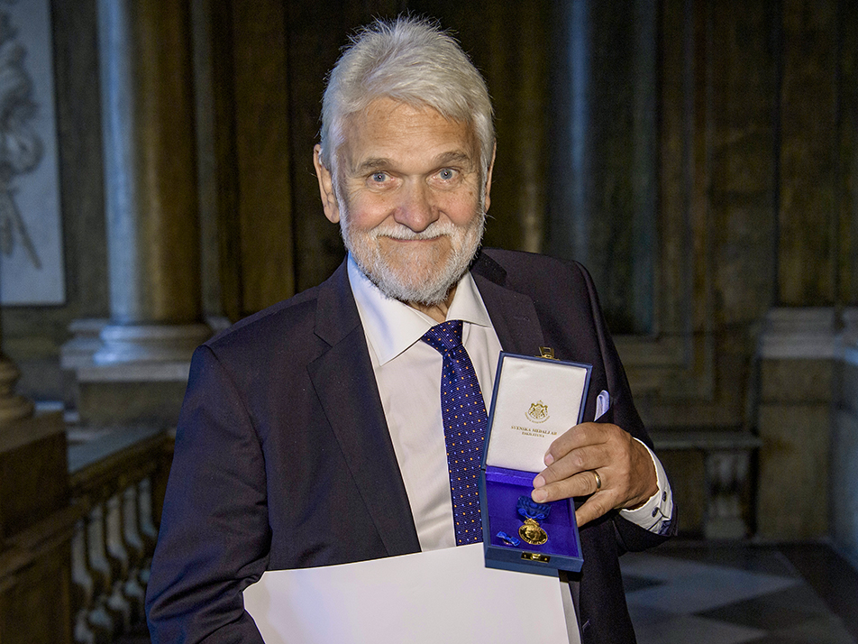Musician Hasse Andersson with HM The King's medal 8th size with a bright-blue ribbon. 
