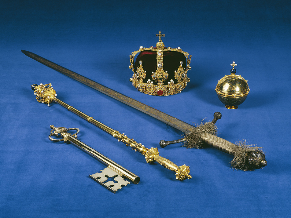 Huvudregalierna: nyckeln, spiran, svärdet, kronan och äpplet. 