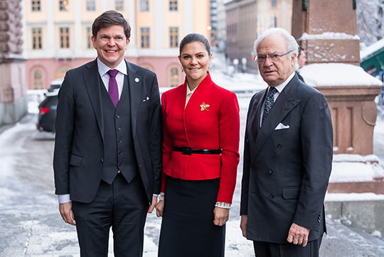 Kungen och Kronprinsessan togs emot av talman Andreas Norlén på Riksplan utanför Riksdagshuset.
