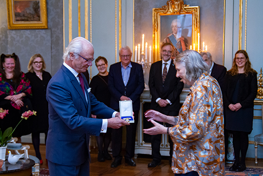 Textilkonstnär Margareta Hallek tar emot Prins Eugen-medaljen av Kungen vid dagens ceremoni på Kungliga slottet. 
