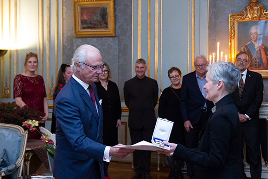 Kungen överlämnar Prins Eugen-medaljen till arkitekt Margrét Harðardóttir, Island. 