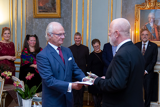 Kungen överräcker Prins Eugen-medaljen till konstnär Jarl Ingvarsson.