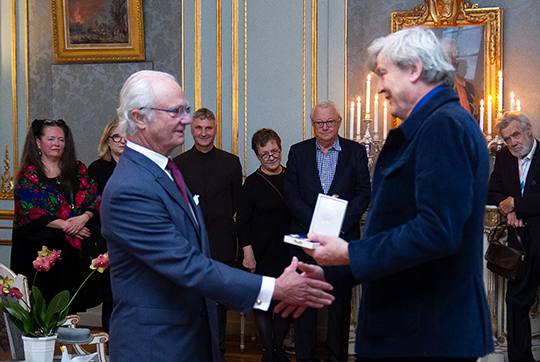 Konstnär Mats Theselius tar emot sin medalj ur Kungens hand vid medaljutdelningen i Prinsessan Sibyllas våning på Kungliga slottet. 