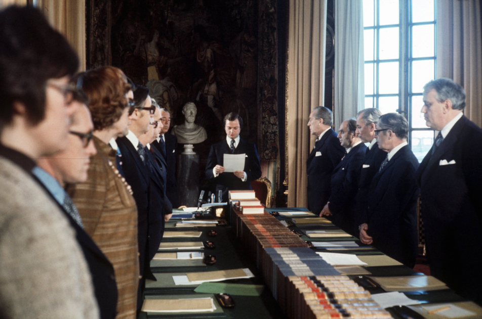 Kungen och regeringen i december 1974 på den sista ordinarie konseljen på Kungl. Slottet innan den nya regeringsformen trädde i kraft.