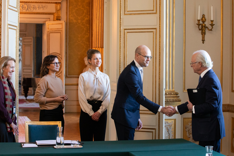 Kungen välkomnar Katrin André, Rebecca Heine, Daniel Wolvén och Jessica Heine från Utrikesdepartementet.