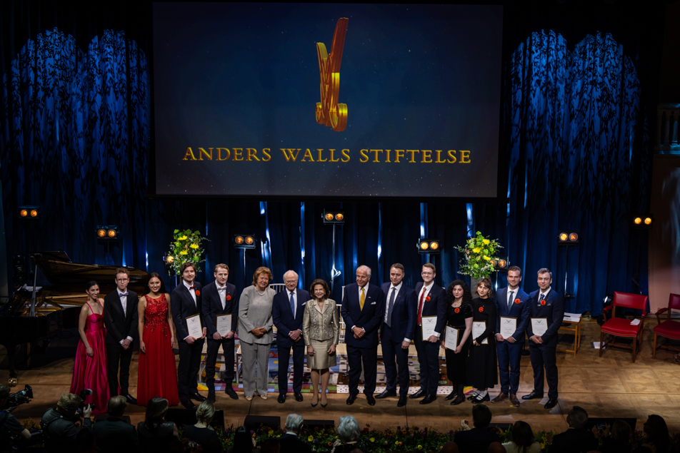Kungaparet tillsammans tillsammans med årets stipendiater på Anders Walls stiftelses stipendieutdelning.