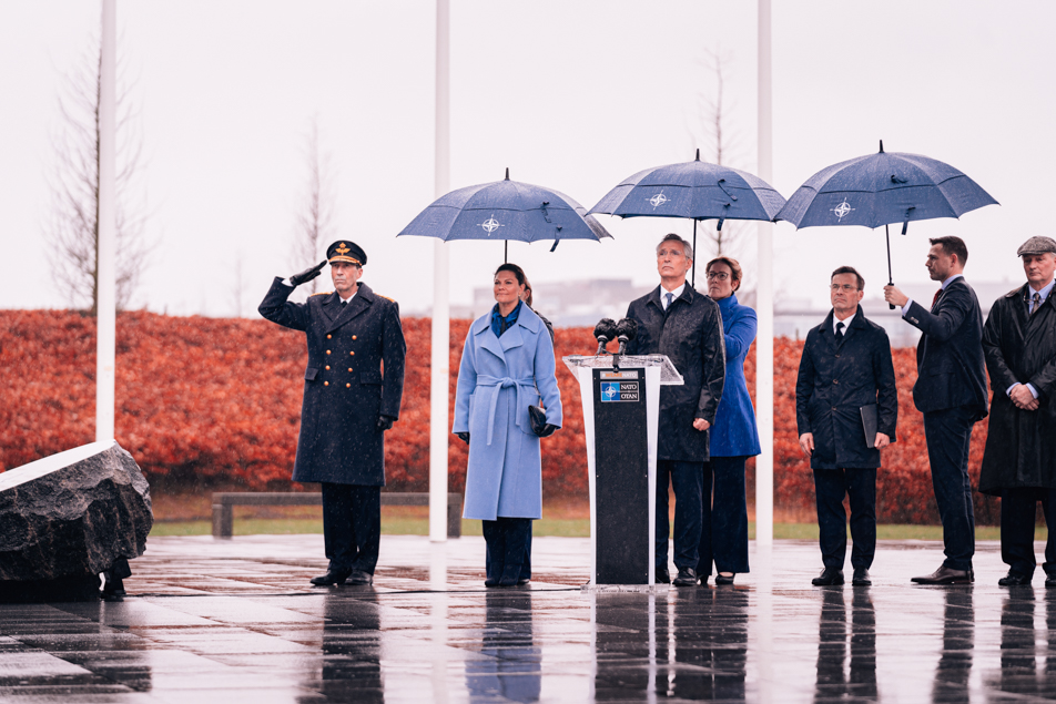 Kronprinsessan tillsammans med överbefälhavaren Micael Bydén, Natos generalsekreterare Jens Stoltenberg, statsminister Ulf Kristersson samt Sveriges ambassadör vid Nato Axel Wernhoff.