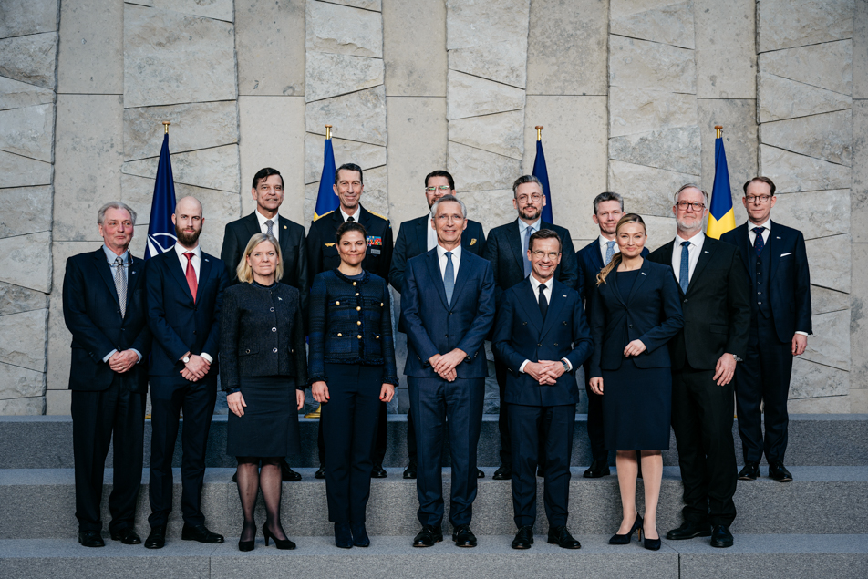 Kronprinsessan i Bryssel tillsammans med den svenska delegationen bestående av statsministern, statsråd, partiordförande och överbefälhavarens med flera.