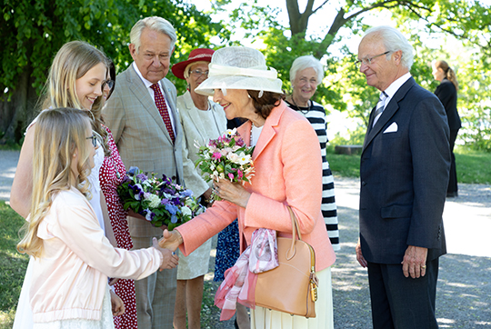 Drottningen tar emot blommor vid ankomsten till Prins Eugens Waldemarsudde. 