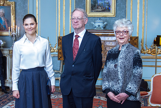 Kronprinsessan tillsammans med professor emeritus Arild Holt-Jensen och professor Gillian Hart vid dagens ceremoni på Kungliga slottet. 