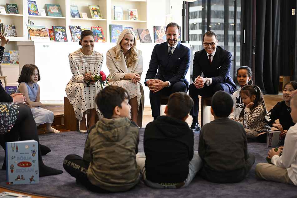 At Kulturhuset, The Crown Princess Couple and The Crown Prince Couple met pupils from Husby Gård School. 