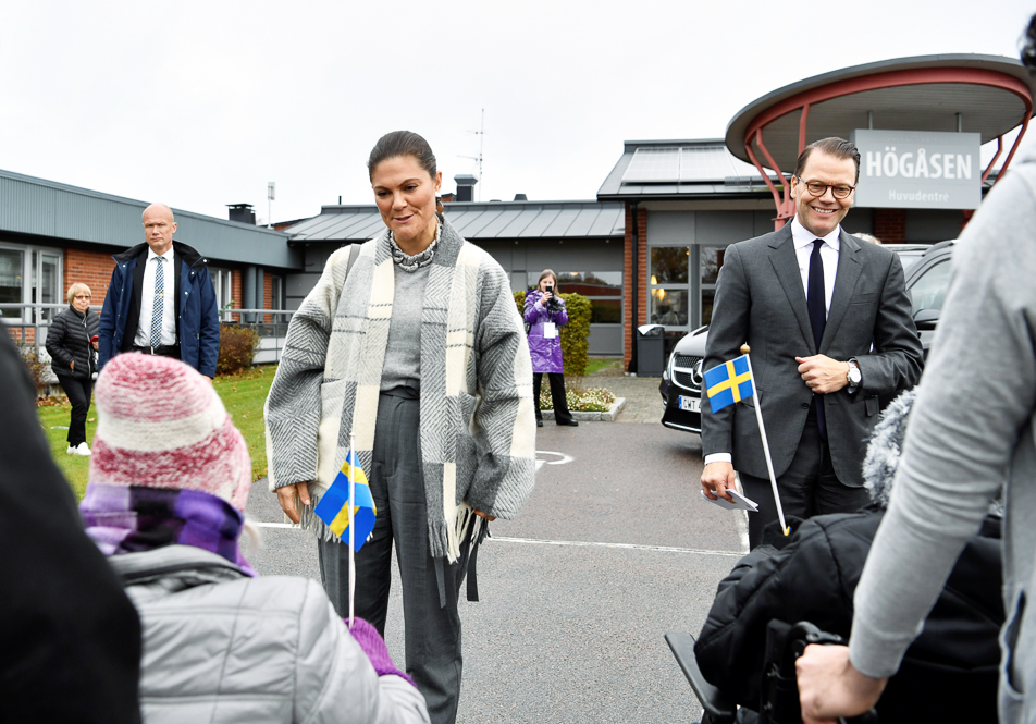 The Crown Princess Couple are welcomed to Högåsen Care Home. 