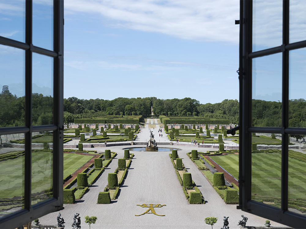 Drottningholms slottspark, juni 2018. Prinsessan Adriennes döptes i Drottningholms slottskyrka och hennes monogram formades av blommor.