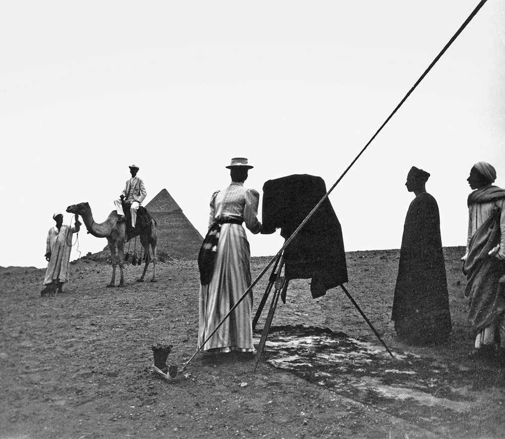 Drottning Victoria fotograferar pyramiderna i Egypten.