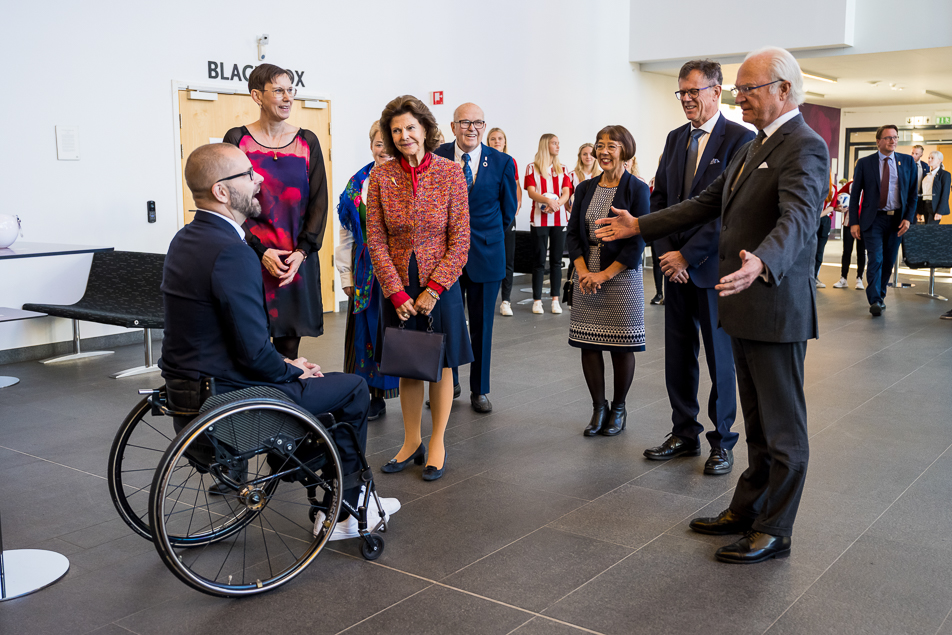 The King and Queen greet tennis player and Paralympic medal winner Peter Wikström. 