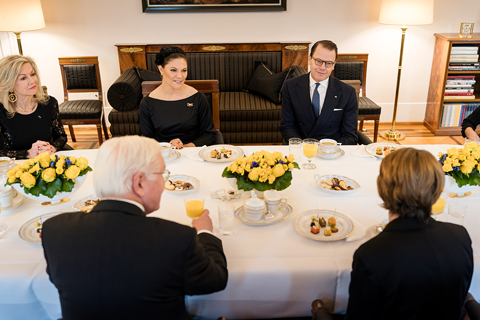 Kronprinsessparet och ambassadör Veronika Wand Danielsson i samtal med förbundspresidenten och fru Büdenbender.