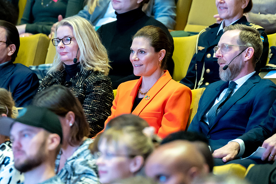 Kronprinsessan tillsammans med skolminister Lotta Edholm och civilminister Jakob Forssmed.